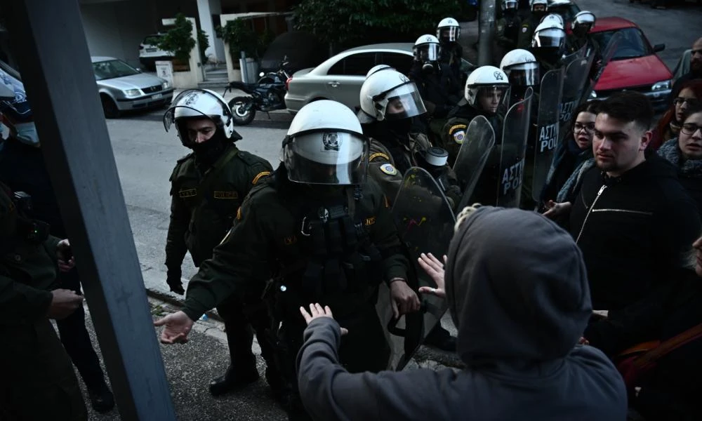 Έξωση της Ιωάννας Κολοβού από το σπίτι της – Έσπασαν την πόρτα με πριόνι